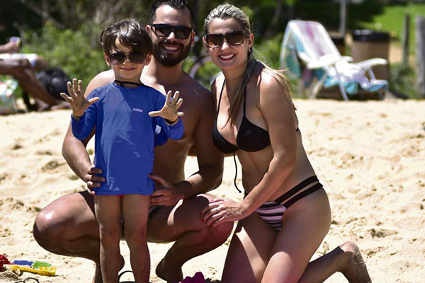 Fabrício e Muriele Tonani e o filho, Noa, 3, passam férias em Vitória e aprovam as regras. "São necessárias, principalmente em praias mais cheias." . Crédito: Marcelo Prest