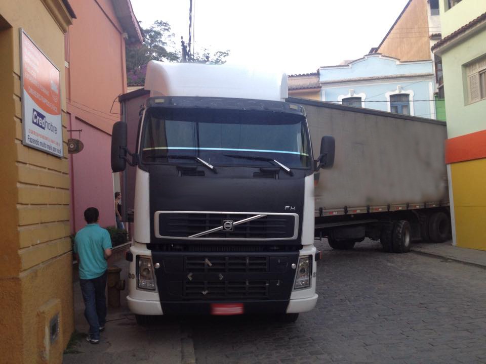 Carreta avança sobre as calçadas e obstrui o trânsito de veículos e a movimentação de pedestres no centro de Santa Teresa. Crédito: Sandra Gasparini