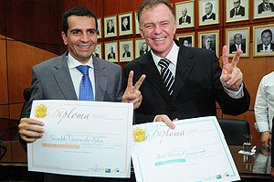 Givaldo Vieira e Renato Casagrande comemoram após serem diplomados vice e governador do Estado em 2009. Crédito: Gabriel Lordêllo/Arquivo