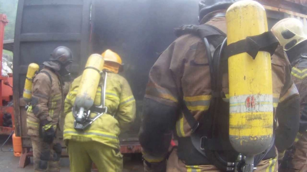 Treinamento com a doutrina Compartment Fire Behavior Training nos EUA. Crédito: Divulgação