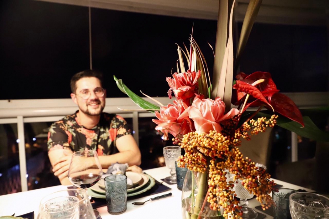 Felipe Backer aprendeu com a mãe a ter gosto pelas flores e contrata o serviço devido à rotina corrida. Crédito: Luciana Azevedo