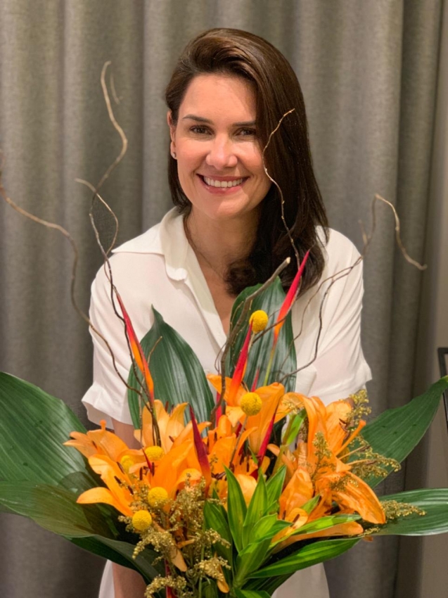 A empresária Thais Helena Medeiros assina o serviço de arranjos florais para sua loja. Crédito: Divulgação