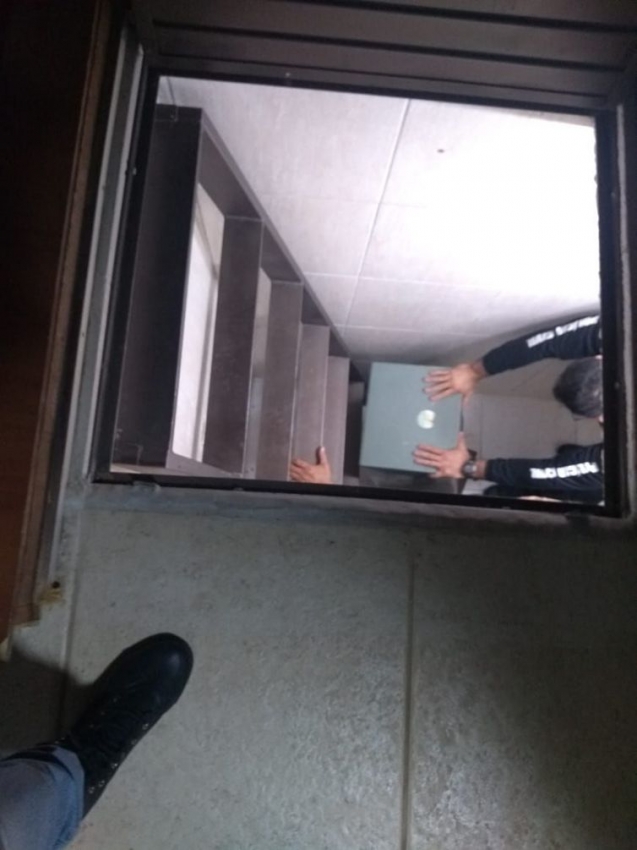 Cofre é encontrado dentro de fundo falso em residência ligada ao médium. Crédito: Divulgação | Polícia Civil de Goiás