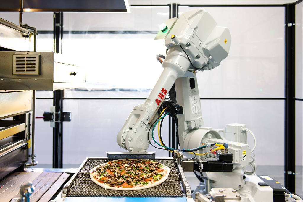 Robô prepara pizza em lanchonete. Crédito: Divulgação