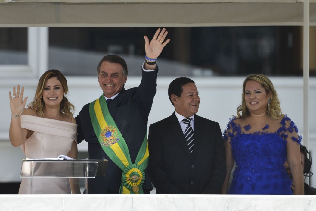 Presidente Jair Bolsonaro saúda o público depois de receber a faixa presidencial de Michel Temer, no parlatório do Palácio do Planalto. Crédito: Marcello Casal Jr/Agência Brasil