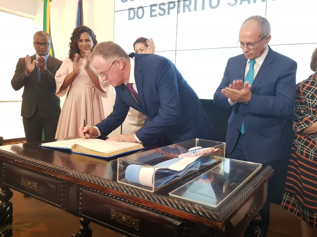 Paulo Hartung aplaude quando Casagrande assinou a transmissão de cargo. Crédito: Letícia Gonçalves