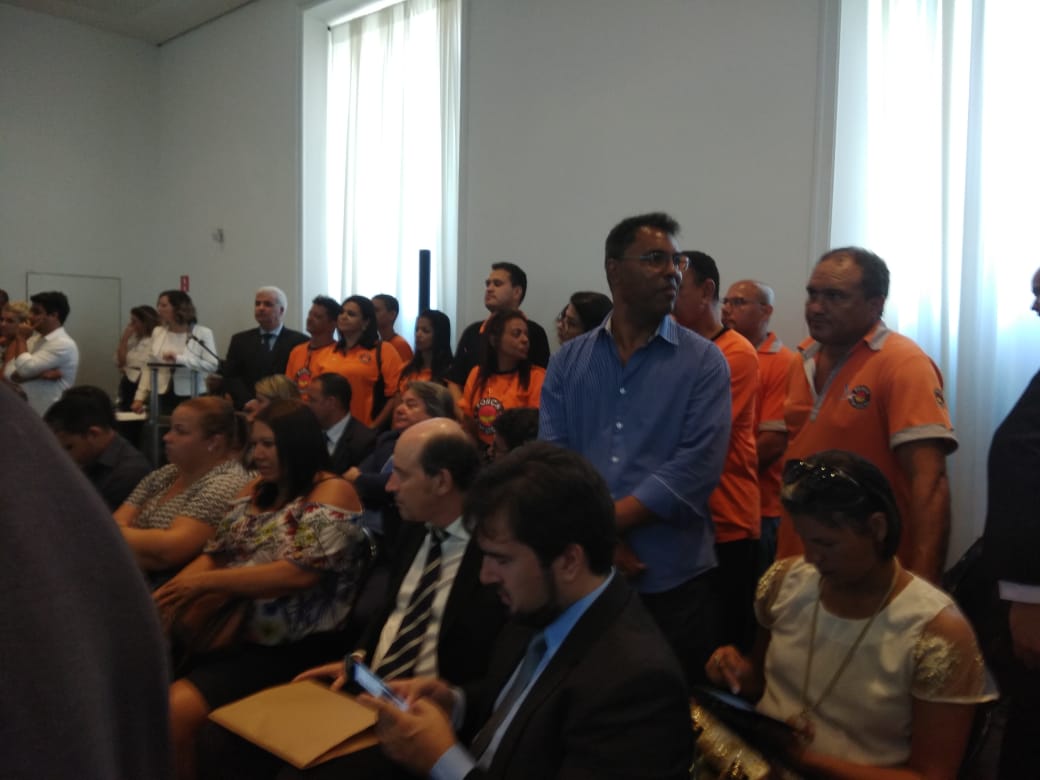Membros da Força Sindical, uniformizados, também se fazem presentes no Palácio durante a posse de Casagrande. Crédito: Vinicius Valfré