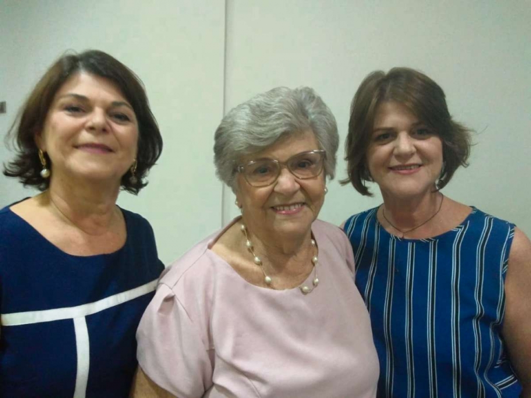 Ao centro, Dona Anita (mãe de Casagrande), 86 anos, escoltada pelas filhas Rita e Lúcia. Crédito: Vitor Vogas