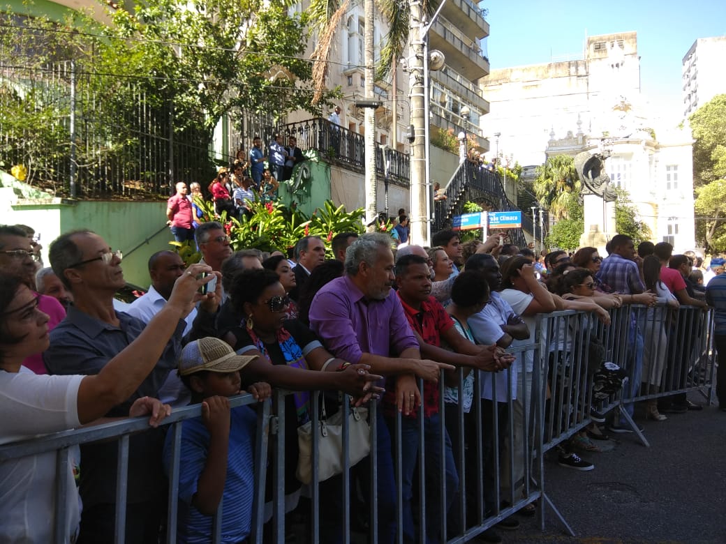 População acompanha movimentação do lado de fora do Palácio. Crédito: Vinícius Valfré