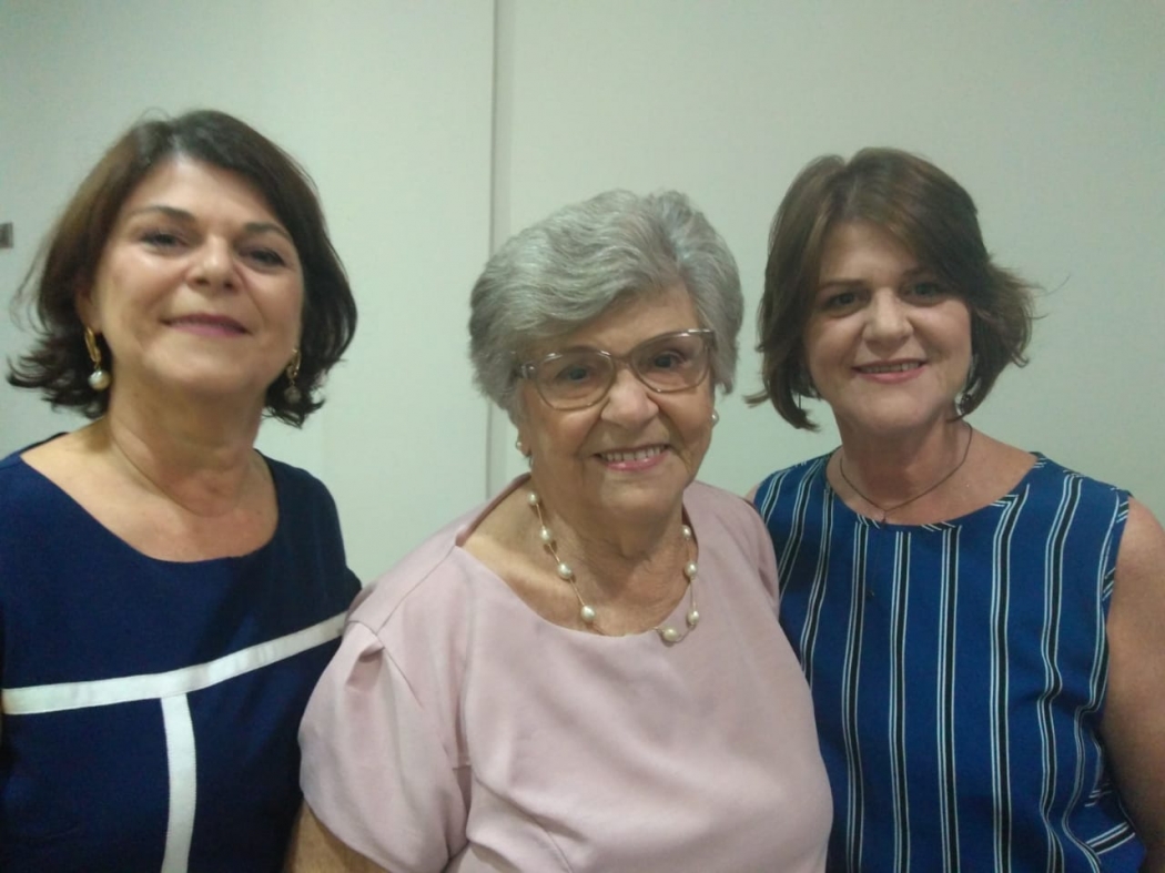 Ao centro, dona Anita, 86 anos (mãe de Casagrande), escoltada por Rita e Lúcia (as duas irmãs de Casagrande). Crédito: Vitor Vogas