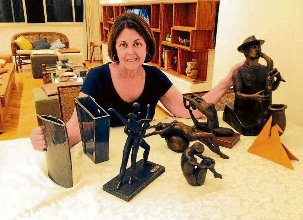 Alba Regina da Silveira trabalhou por mais de 40 anos na área administrativa de uma empresa e, quando se aposentou, resolveu ir atrás de um sonho antigo: as artes plásticas. Crédito: Divulgação