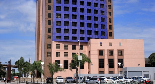 Fachada da Assembleia Legislativa, na Enseada do Suá