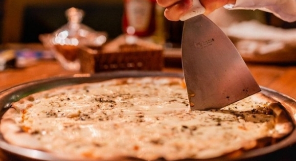 As ilhas de pizza são opções práticas e que agradam a todos os convidados . Crédito: Vinicius Nunes