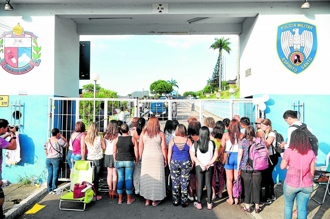 Mulheres dos PMs bloquearam saída dos militares no Quartel da corporação. Crédito: Fernando Madeira