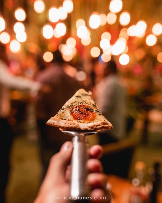 As ilhas de pizza são opções práticas e que agradam a todos os convidados . Crédito: Vinicius Nunes
