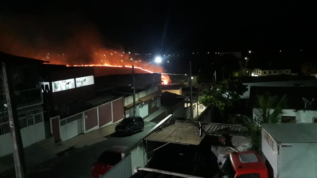 Incêndio assusta moradores em Laranjeiras, na Serra. Crédito: Jaqueline Fosse