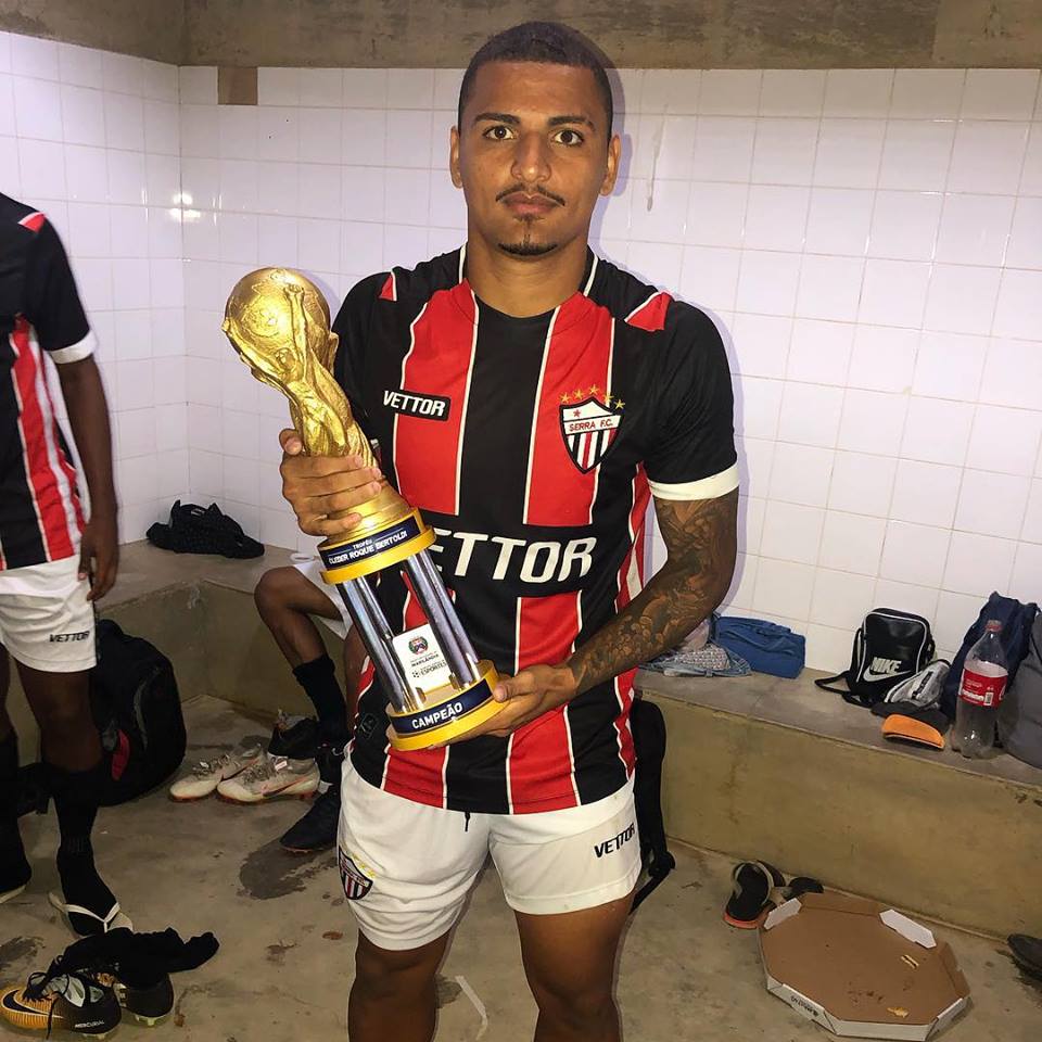 Lessinho com a taça do Troféu Cleber Roque Bertoldi. Crédito: Reprodução/Facebook