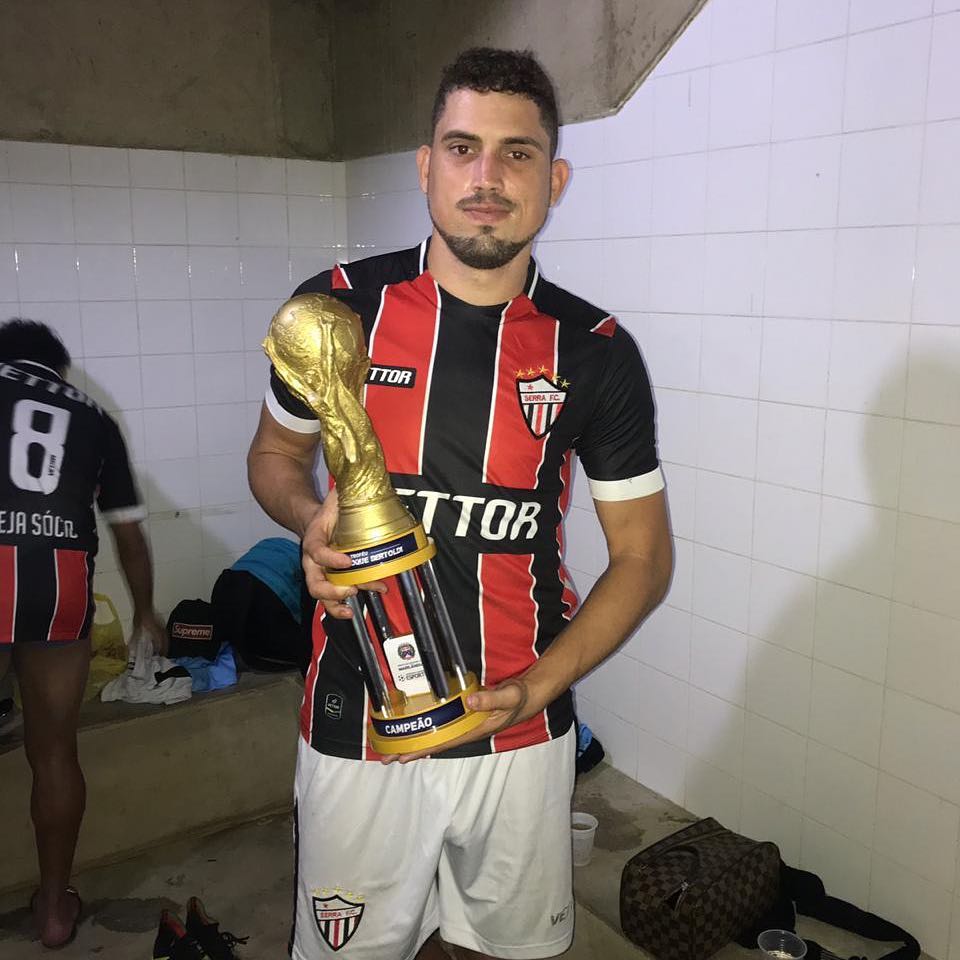 Rael com a taça do Troféu Cleber Roque Bertoldi. Crédito: Reprodução/Instagram