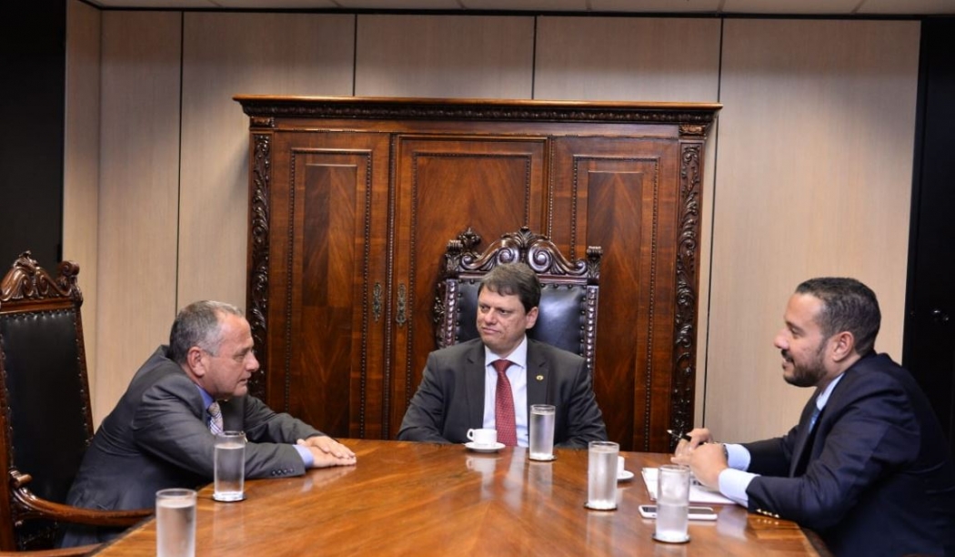 O secretário especial da Casa Civil, o deputado Carlos Manato, se reuniu com o ministro da Infraestrutura, Tarcísio de Freitas. Entre os assuntos tratados: a concessão da BR 262, a privatização da Codesa e a construção da EF-118. Crédito: Divulgação Carlos Manato