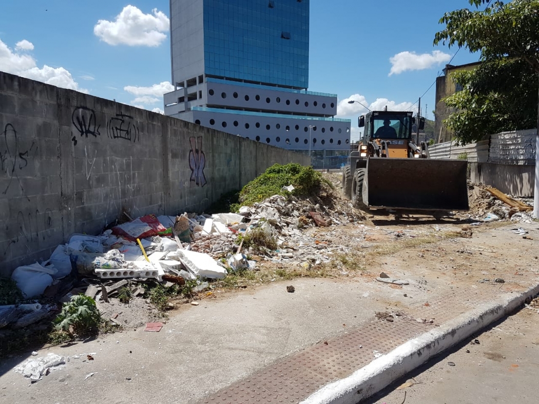 Serviço de limpeza da prefeitura de Vila Velha recolhe entulho e lixo descartados de forma irregular no bairro Divino Espírito Santo. Crédito: José Carlos Schaeffer