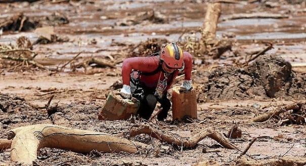Bombeiro em resgate na lama, em Brumadinho
