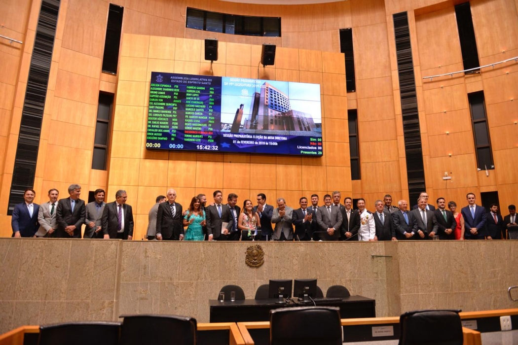 Deputados posam para foto após elegerem a nova Mesa Diretora da Assembleia. Crédito: Divulgação