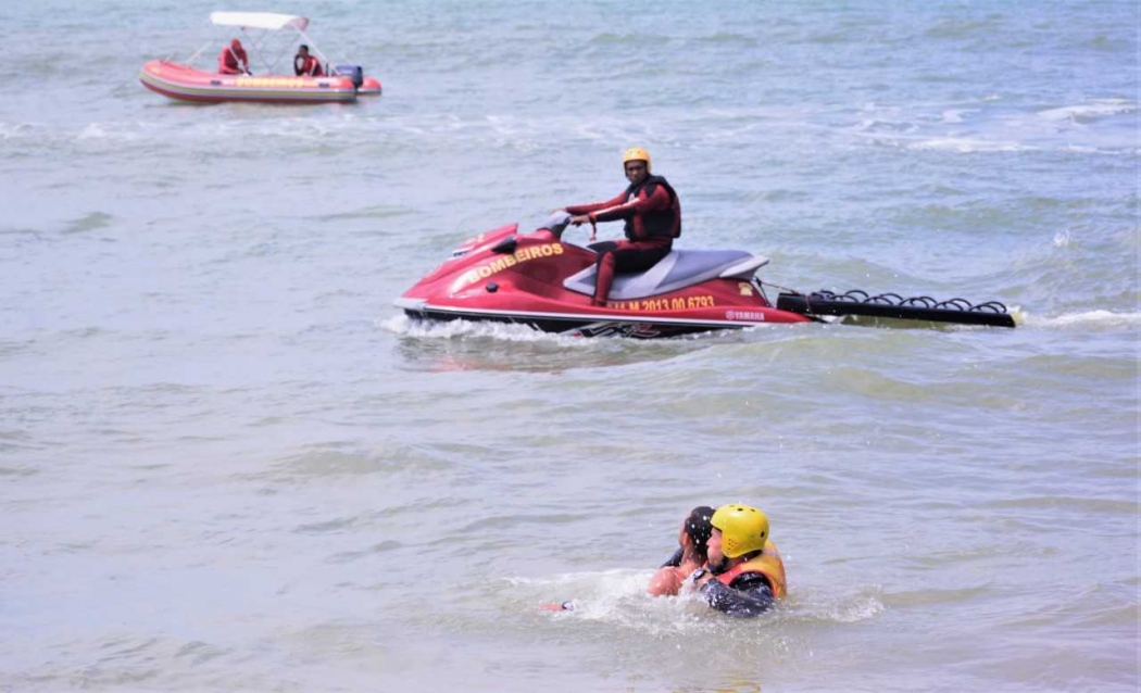 Bombeiros resgatam banhista que estava se afogando em Vila Velha. Crédito: Marcos Ferreira