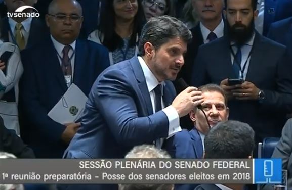 Marcos do Val durante a sessão de posse, no Senado. Crédito: Reprodução/TV Senado