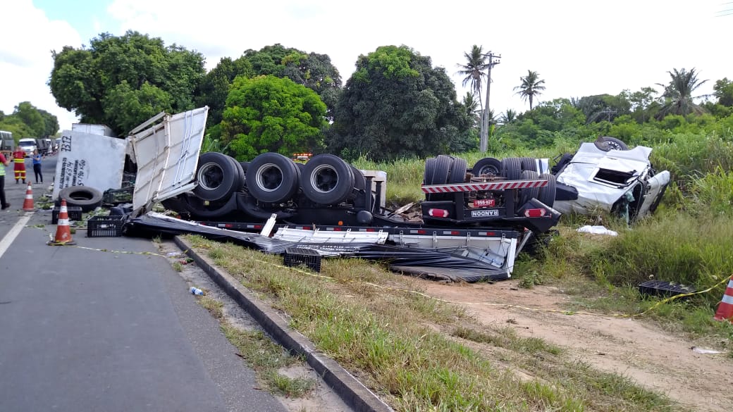 Carreta que transportava pedra tombou em acidente na BR 101, em Sooretama. Crédito: Raphael Verly/TV Gazeta Norte