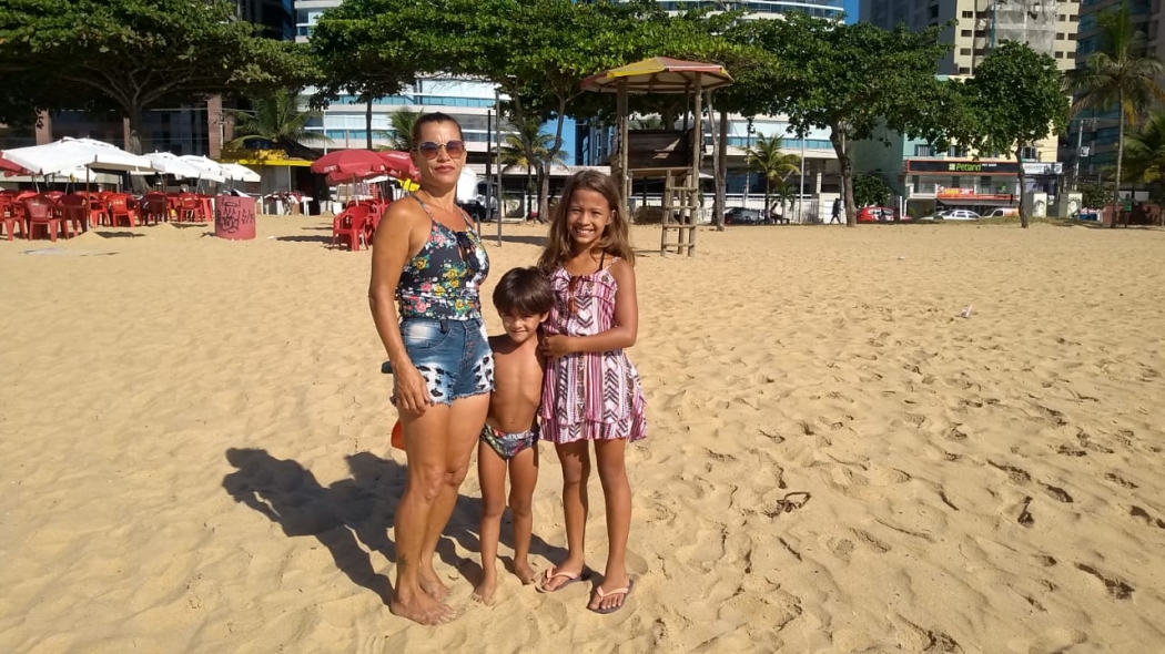 A falta de guarda-vidas na praia preocupou a banhista Jorgina Eller, que foi à praia de Itaparica acompanhada de dois sobrinhos pequenos. . Crédito: Eduardo Dias