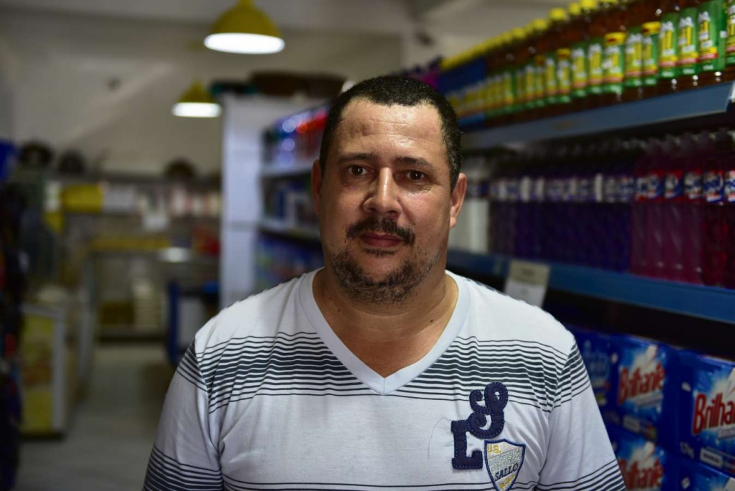 "Um motoqueiro diferente por essas bandas ou que entra com capacete já chama atenção", contou o comerciante José Carlos Rosa Ferreira, 45. Em um dos roubos que o supermercado dele sofreu, os ladrões levaram as câmeras de videomonitoramento. Crédito: Marcelo Prest