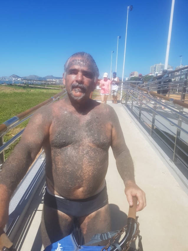O biólogo e ambientalista Edson Volpassos passou minério no corpo para protestar. Crédito: Caíque Verli
