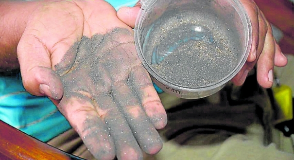 Mão suja de pó preto: poluição incomoda moradores