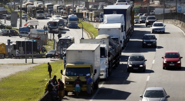 Caminhoneiros parados em rodovia durante greve da categoria, em maio de 2018