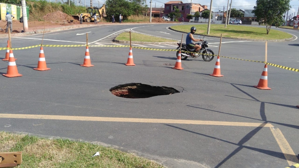 Cratera aberta em asfalto na Serra, em dezembro . Crédito: Diony Silva | TV Gazeta