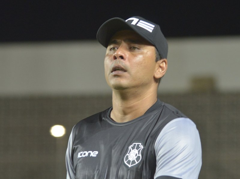 Erich Bomfim como técnico do Rio Branco. Crédito: Thalisson Bandeira/Rio Branco