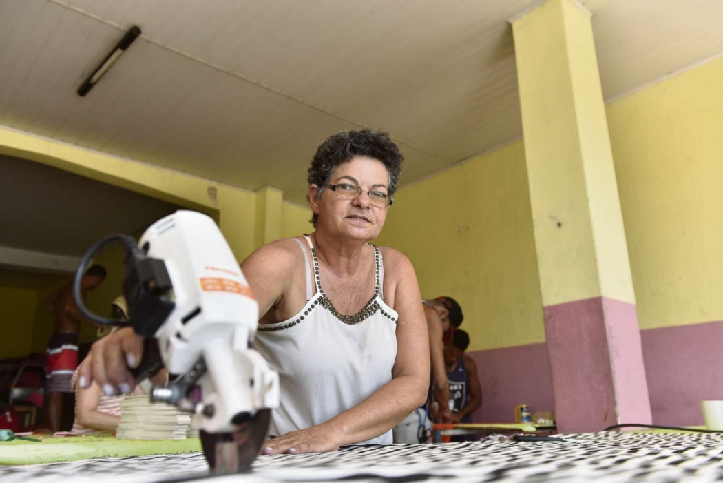 Rosângela Rangel fecha seu ateliê de costura para ganhar um dinheiro extra como costureira na Novo Império. Crédito: Fernando Madeira