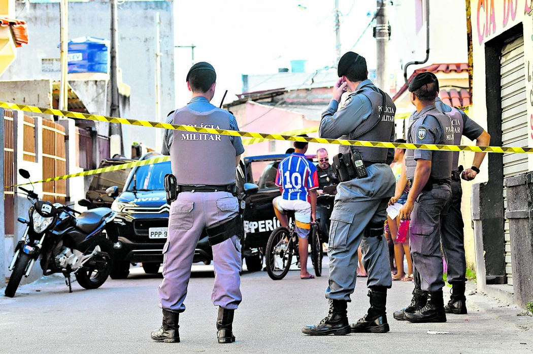 Policiais em cena de homicídio. Crédito: Bernardo Coutinho